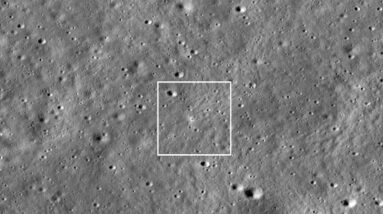 Um satélite lunar dispara raios laser contra um módulo lunar pela primeira vez