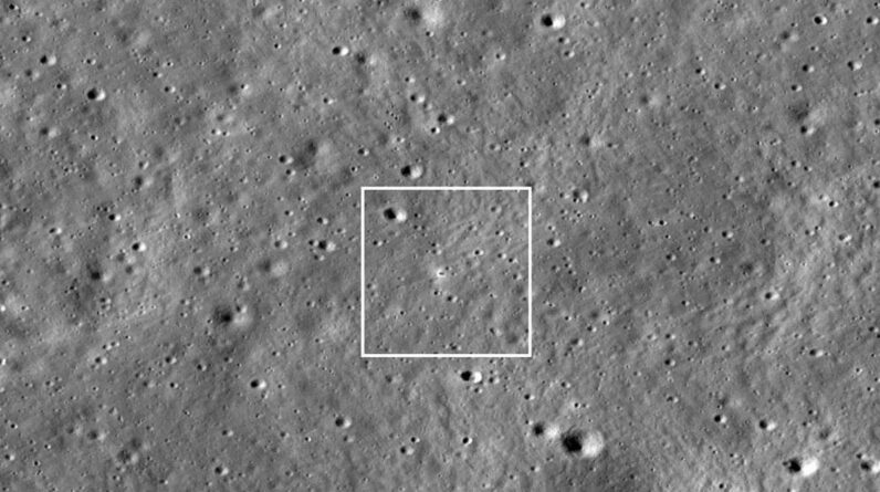 Um satélite lunar dispara raios laser contra um módulo lunar pela primeira vez