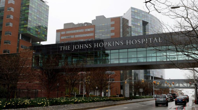 A Johns Hopkins Medicine está restabelecendo o uso obrigatório de máscaras em todas as instalações em Maryland