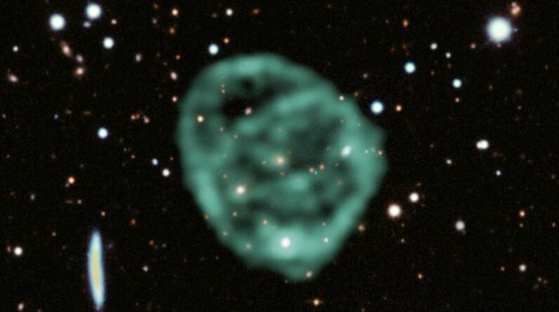 Círculos gigantes de rádio alienígenas no espaço podem ser causados ​​pela explosão de estrelas