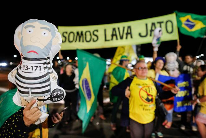 Manifestantes elogiam a condenação de Lula nas ruas de Brasília em 12 de julho.