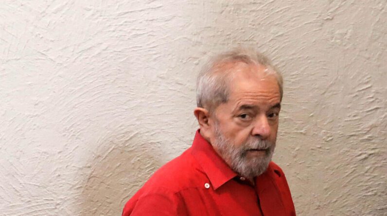 Lula é libertado da prisão para interrogatório em caso de corrupção