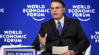 Presidente brasileiro Jair Bolsonaro durante uma operação de sedução em Davos