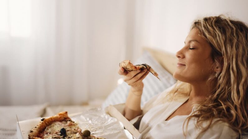 Você está procurando comida saudável?  Adicione purê de batata, macarrão e pizza ao menu.