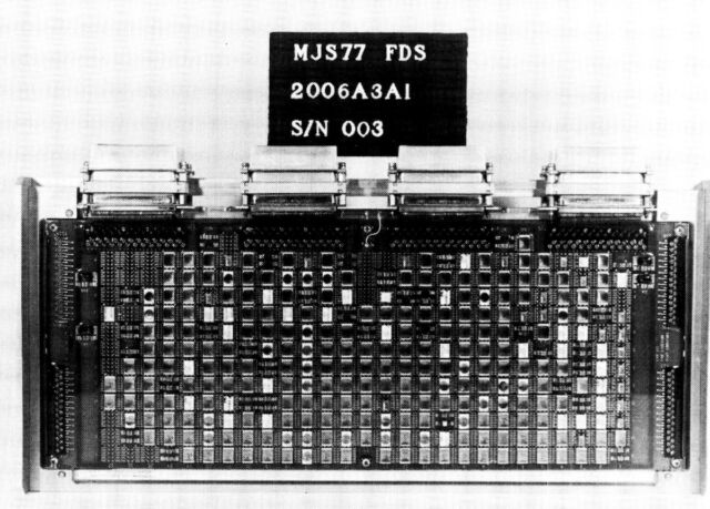 Uma imagem digitalizada da década de 1970 do computador Flight Data Subsystem a bordo da espaçonave Voyager da NASA.