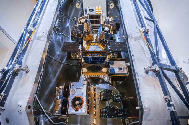 Uma visão de 53 pequenas cargas de satélite antes de serem encapsuladas na frente de carga de um foguete Falcon 9, antes da decolagem na missão de transporte compartilhado Transporter 10.