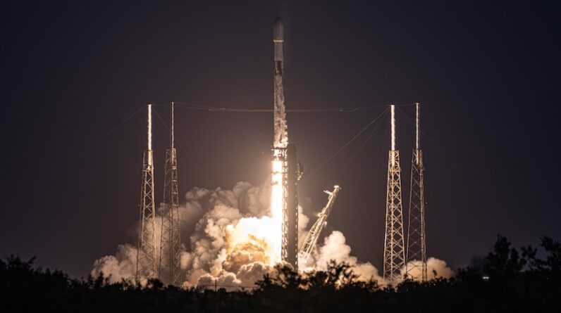 A SpaceX chega para seu 175º voo Falcon 9 do Cabo Canaveral com a missão Starlink na noite de segunda-feira