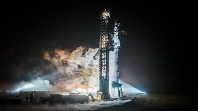 Um foguete SpaceX Super Heavy e um foguete Starship passam por treinamento de contagem regressiva na noite de domingo no sul do Texas.
