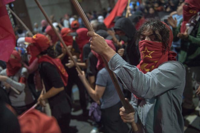 Uma manifestação exigindo a renúncia do presidente brasileiro Michel Temer no Rio em 30 de junho.