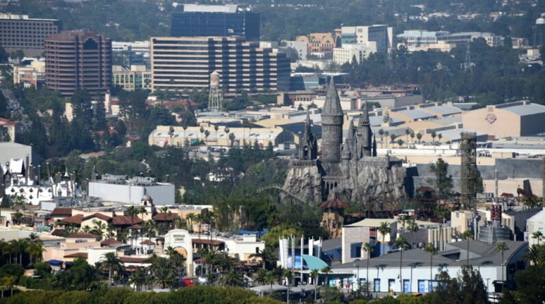 A Saúde Pública do Condado de Los Angeles alerta contra viajantes infectados com sarampo visitando atrações locais, incluindo Universal Studios e Santa Monica Pier