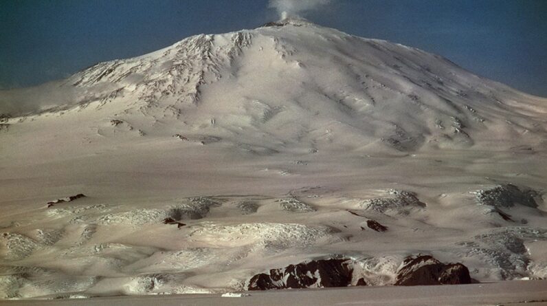 Este vulcão ativo na Antártica vomita verdadeiro pó de ouro