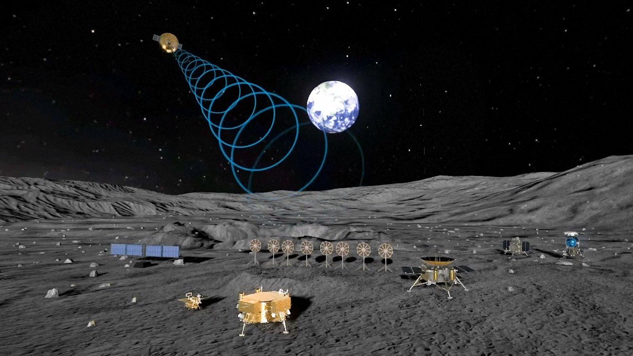 Ilustração de uma base lunar expandida que abriga muitas estruturas e veículos diferentes e vários painéis solares