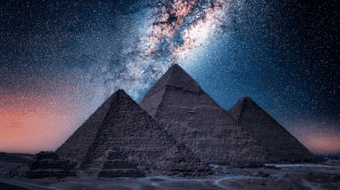 A latitude da Grande Pirâmide é (coincidentemente) igual à velocidade da luz
