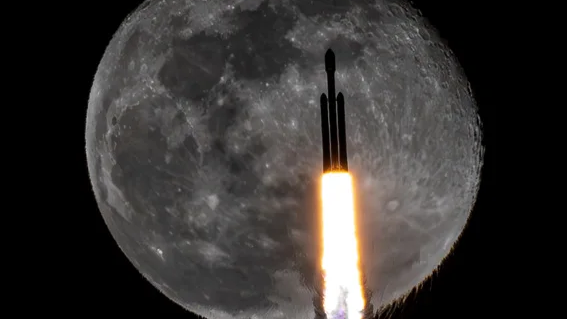 Um foguete SpaceX Falcon Heavy bombardeia a lua em uma foto impressionante e premiada