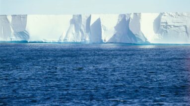 A maior plataforma de gelo da Antártica está se comportando de maneira estranha