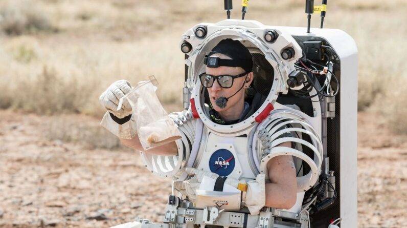 Fotos estranhas mostram astronautas da NASA testando trajes espaciais sem braços ou máscaras