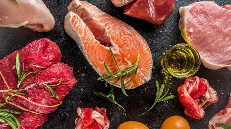 Um novo estudo sugere comer mais proteínas e menos carboidratos se você quiser perder peso e sentir menos fome