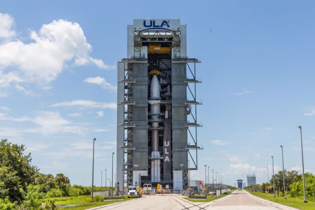 O foguete Atlas V foi totalmente alojado dentro de um hangar ULA na Estação da Força Espacial de Cabo Canaveral, na Flórida, antes da missão final do foguete para a Força Espacial dos EUA.