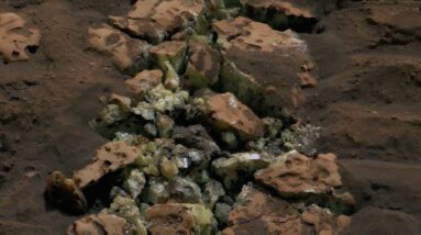 Cientistas da NASA ficam surpresos quando o rover de Marte passa sobre rochas, que racham e revelam cristais brilhantes em seu interior