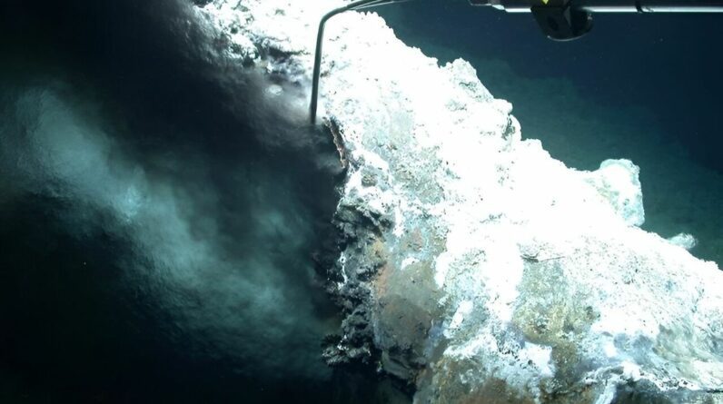 Líquido a 300°C vaza de aberturas semelhantes a chaminés nas profundezas do Oceano Ártico