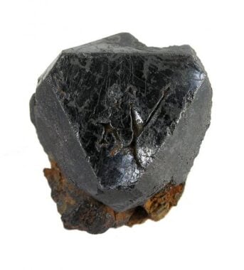 Uma amostra de ilmenita encontrada na Noruega.  Este é o mineral que foi testado para simular o magma subterrâneo da Lua.  Cc por Sa 3.0 Rob Lavinsky, Irocks.com