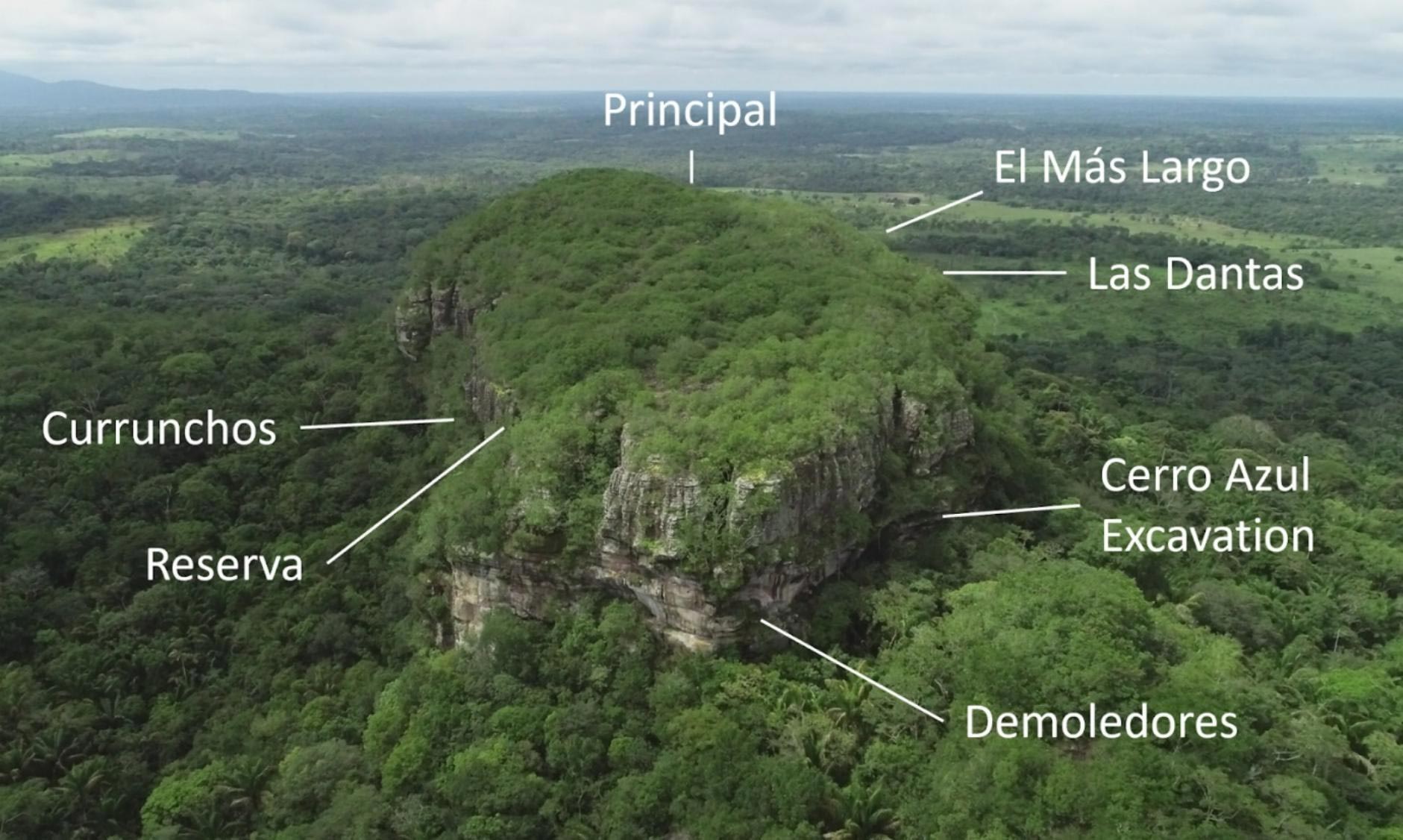 Cerro Azul com o sítio das pinturas rupestres e o sítio das escavações analisados ​​neste estudo